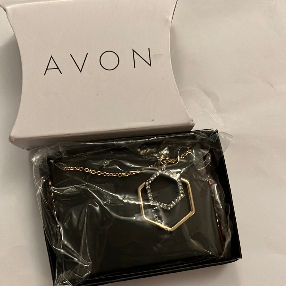 New in box- Avon hexagon NRO necklace